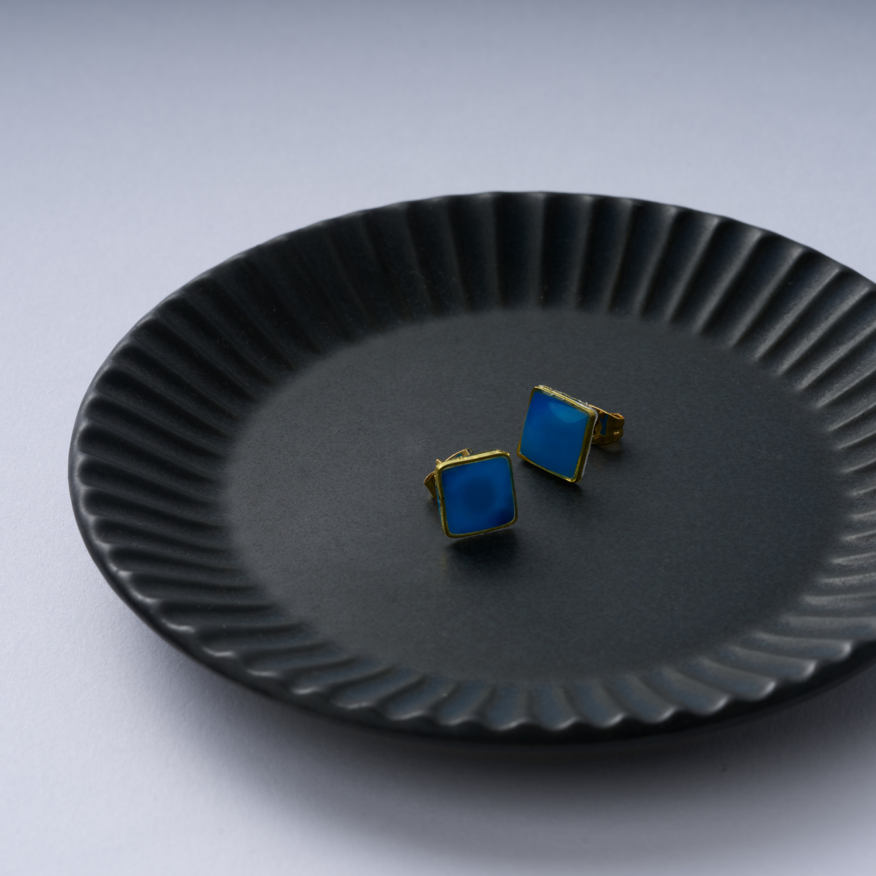 結晶のピアス(青)