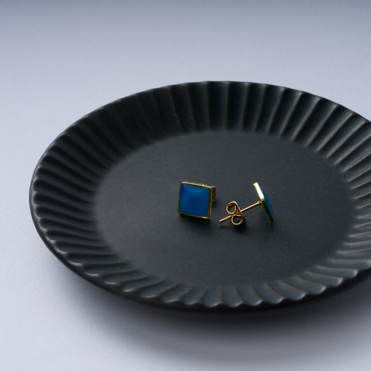 結晶のピアス(青)