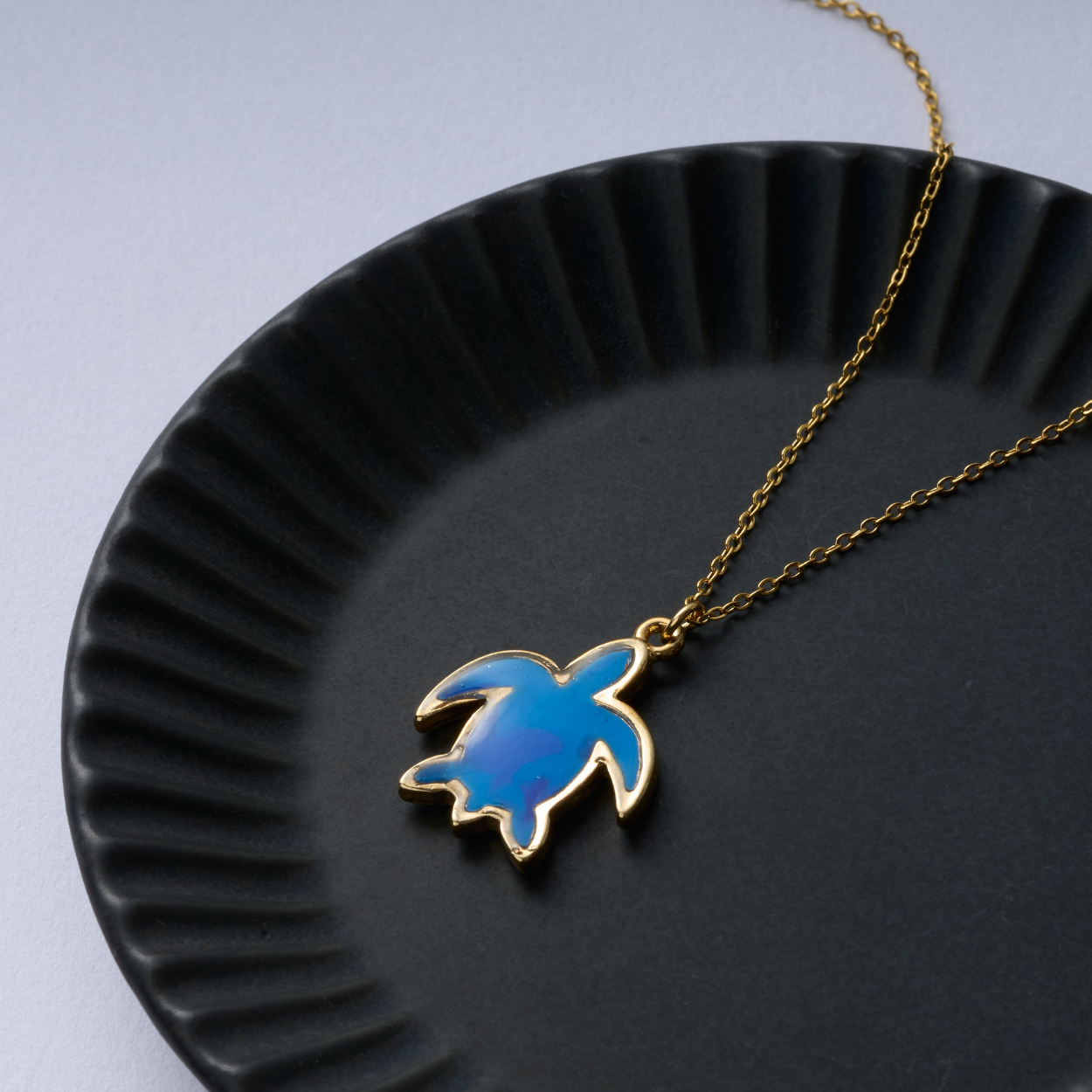 あおうみ(碧海)のカメ(青) ネックレス