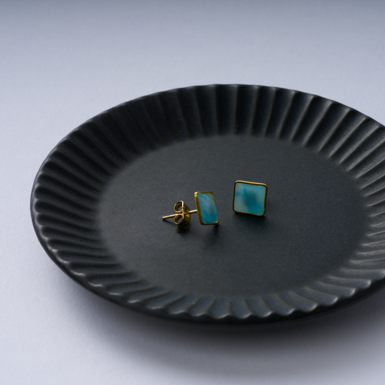 結晶のピアス(水色)